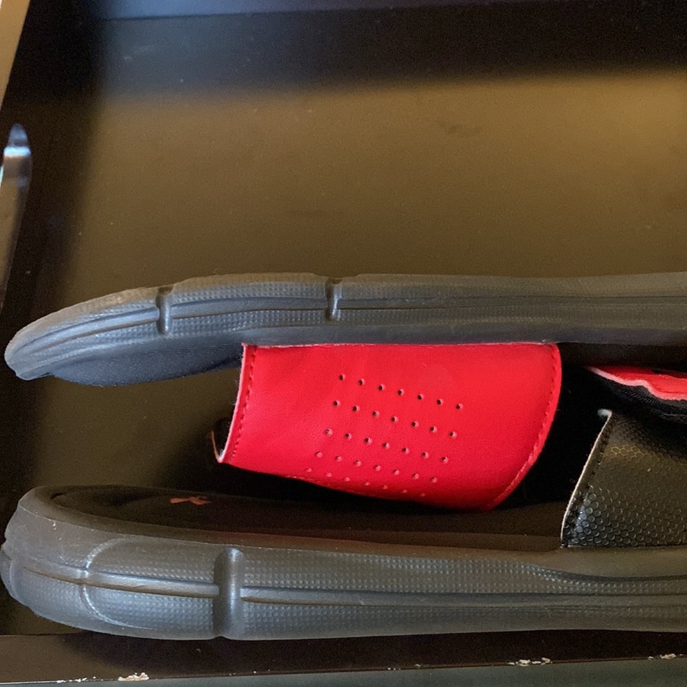 Under Armour Men’s Slide-on Foam Cushion Sandals in Black & Red - Size 8 - Picture 10 of 11